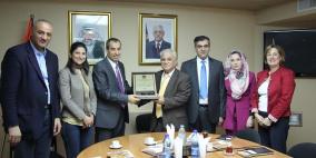 "القدس المفتوحة" تكرم مؤسسة فاتن لمساهمتها في تجهيز مختبر للمكفوفين