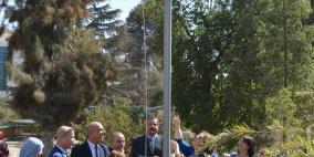 بلدية رام الله ترفع علم "مدرسة صحية وصديقة للبيئة" في "الفرندز للبنات"