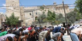 رغم قيود الاحتلال: 20 الف مصل يؤدون صلاة الجمعة بالحرم الابراهيمي