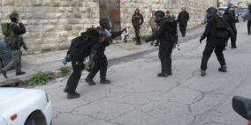 الاحتلال يعتقل طفلا ويصيب شبانا بالرصاص في العيزرية