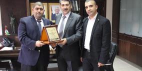 ربحي الحجة تكرم رئيس بلدية رام الله موسى حديد