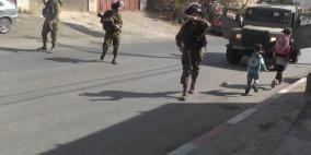 اصابة طفلين احدهما برصاصة مطاطية بالرأس في مواجهات عنيفة وسط الخليل