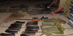 الأجهزة الأمنية تصادر كميات كبيرة من الأسلحة في مخيم جنين