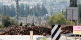 قوات الاحتلال تحكم إغلاق يطا بالسواتر الترابية