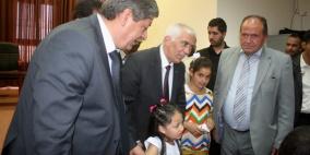 توزيع 20 كرسيا كهربائيا و 30 سماعة طبية على ذوي الإعاقة بالخليل