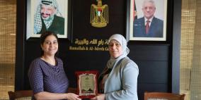 غنام تكرم مدير عام نساء اف ام لحصولها على جائزة الإبداع الإجتماعي