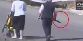 فيديو: مستوطنة تُشهر سكيناً اثناء سيرها في احد شوارع الخليل