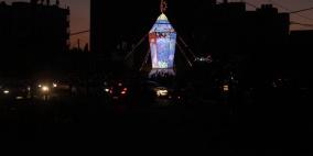 اضاءة أكبر فانوس في قطاع غزة عشية حلول شهر رمضان