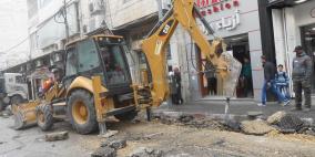 بالصور؛ البدء بتوسيع أرصفة شارع واد التفاح وسط الخليل