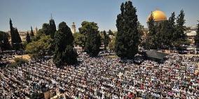 آلاف المصليين توافدون إلى المسجد الاقصى في الجمعة الأولى والاحتلال يفرض اجرائات أمنية مشدده