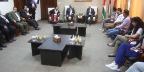 محافظ الخليل يستقبل وفدا شبابيا من الجاليات الفلسطينية في الدول الاسكندنافية