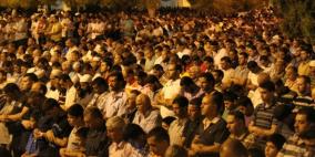 مئات المقدسيين يؤدون صلاة الفجر في الشوارع بعد حصار الأقصى واغلاق بواباته