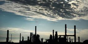 النفط يتراجع عن أعلى مستوى في عام