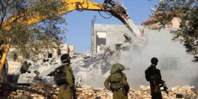 طواقم بلدية الاحتلال تُسلّم دفعة جديدة من أوامر هدمٍ في القدس