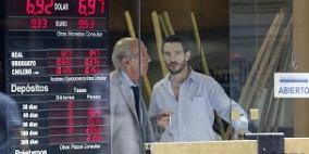 الأرجنتين تخفف القيود على صرف العملات الأجنبية بعد انخفاض البيسو