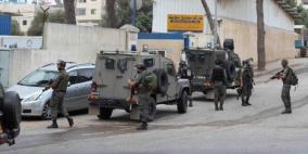 الاحتلال ينصب حاجزا عسكريا على مدخل بيت امر ويعرقل حركة المواطنين