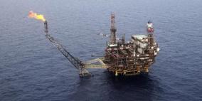 النفط يتخلى عن مكاسبه ويتراجع بفعل تخمة المعروض