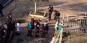 المستوطنون يقتحمون الأقصى والنساء يرابطن على أبوابه