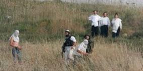 مستوطنون يهاجمون رعاة الأغنام والاحتلال يهدد بإزالة بيوت بلاستيكية شرق يطا