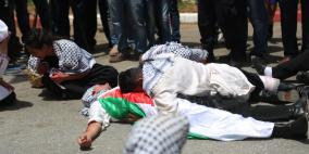 إعادة تمثيل مشهد من النكبة عام 1948 خلال مسيرة بمناسبة ذكرى النكبة في مدينة رام الله