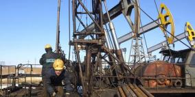 النفط يقفز 10% مع تبديل مراكز المضاربين