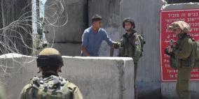 الاحتلال يعتقل شابا من بلدة بيت أمر