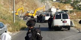 الاحتلال يهدم مبنى ومحال تجارية في القدس