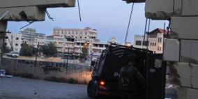 نشطاء المقاومة الشعبية يهدمون جزءا من الجدار في أبو ديس