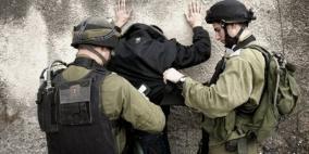 قوات الاحتلال تعتقل مواطنا جنوب الخليل