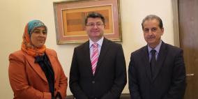 د. غنام تطلع سفير تركيا على معاناة شعبنا