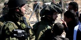 الاحتلال يعتقل مواطنا من ذوي الاعاقة ومزارعا جنوب الضفة