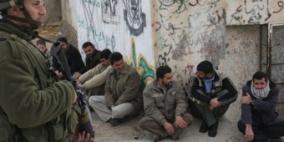 الاحتلال يخرج عشرات المواطنين للعراء في حي جبل الرحمة بالخليل