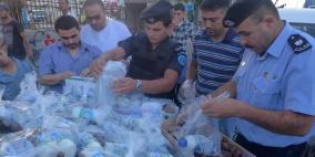 الشرطة توزع المياه و التمر على المواطنين مع رفع آذان المغرب في الخليل