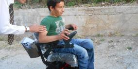 محافظ الخليل واذاعة راية يقدمان كراسي كهربائية لذوي الاعاقة