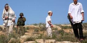 مستوطنون يعتدون بالضرب على فتيين من يعبد