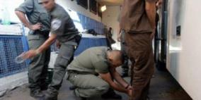 أسير من الخليل يتعرض للضرب المبرح أثناء اعتقاله
