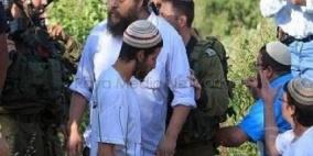 الخليل: مستوطنون يحرقون أراضي زراعية والاحتلال يخطر بهدم بئر مياه