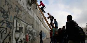 إصابة شاب إثر سقوطه عن الجدار خلال توجهه للصلاة في الأقصى