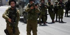 الاحتلال يعتقل مواطنا من إذنا غرب الخليل