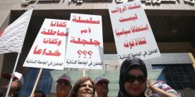 موظفو لبنان يخشون توقف الرواتب