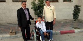 قلقيلية: المحافظة تسلم كرسي كهربائي لمواطن من مدينة قلقيلية