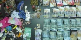 الشرطة تضبط ملابس واموال وإكسسوارات مسروقة بحوزة سيدتين في الخليل