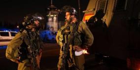 "محدث2": الاحتلال يعتقل أسيرا محررا ونجله ووالدته وشقيقه ويدهس فتى