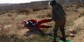 بابا نويل يشارك في مسيرة بلعين الاسبوعية