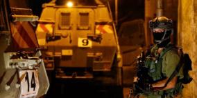 الخليل: الاحتلال يعتقل مواطنين ويعتدي بالضرب على ثلاثة عمال