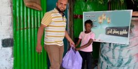 جمعية الملتقى التربوي توزع عدد من الطرود الغذائية وسلال الخضراوات على الأسر المستورة