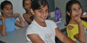 متطوعون يدرّسون طلاب "عين حوض" بعد قرار المعارف بإغلاق المدرسة