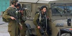 الاحتلال يفتش منزلا شمال بلدة يطا