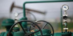 النفط يقفز 5% من أدنى مستوى في 5 سنوات لـ72.5 دولار