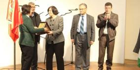 تكريم  المناضله  عايشه عودة عن كتابها  احلام  الحريه  في متحف درويش